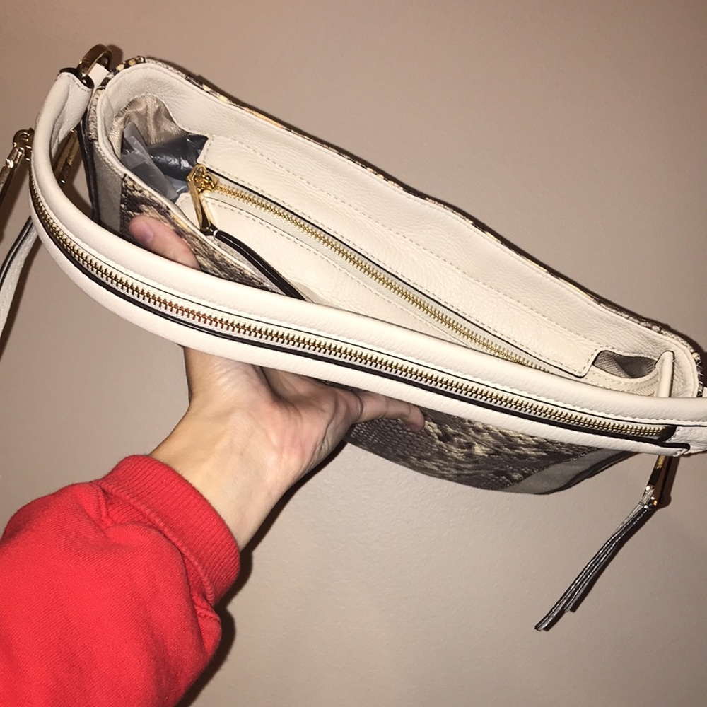 MK shoulder/crossbody ๐ - Picture 3 of 16